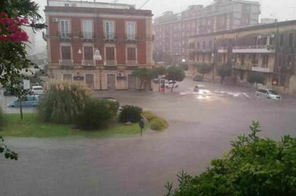 Maltempo a Siracusa: tombini saltati, strade allagate e black out elettrici. Le FOTO