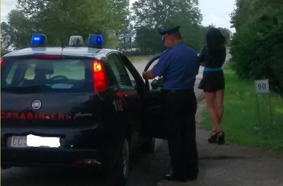 Lentini, 35enne aggredito dalle prostitute: lite scoppiata sul prezzo da pagare per la prestazione sessuale