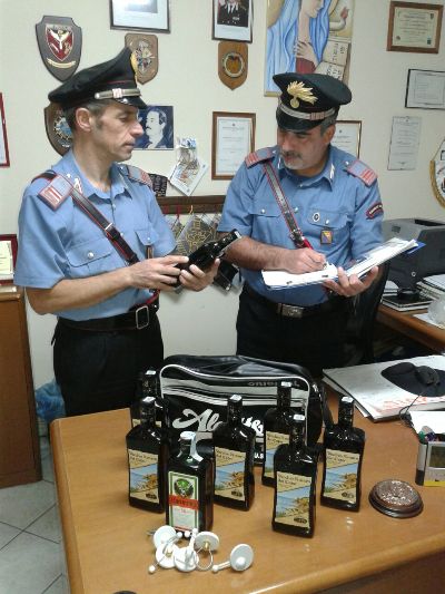 Priolo Gargallo. Rubano 25 bottiglie di liquore da un supermercato: in quattro ai domiciliari