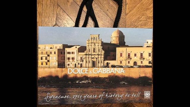 I 2750 anni di storia di Siracusa “raccontati” in una shopping bag firmata Dolce&Gabbana