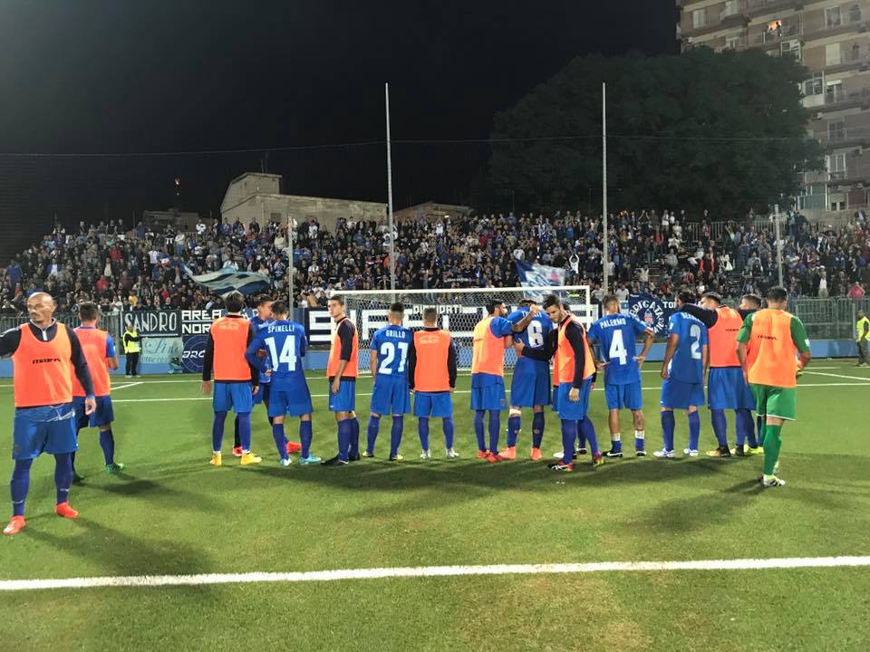 Ammenda per il Siracusa Calcio dopo il derby con il Catania, il giudice sportivo: “lanciati numerosi oggetti sul terreno di gioco”