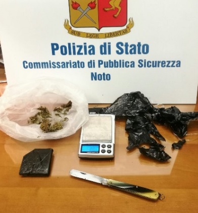 Noto. Nascondeva la droga dietro un porta foto, sotto la culla un coltello e il bilancino di precisione: arrestato presunto pusher