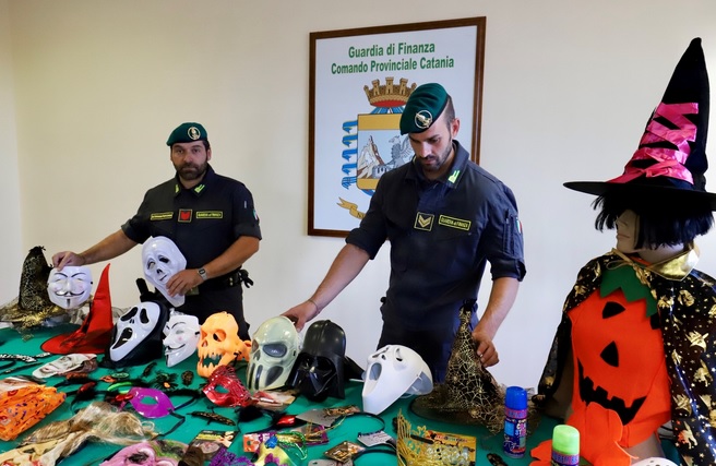 Catania, Halloween: La Guardia di Finanza sequestra 100 mila articoli illegali “made in China”