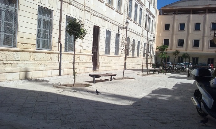 Siracusa. Ortigia, le deiezioni canine davanti alla scuola in via Montalto, Gibilisco: “una sola parola, vergogna”