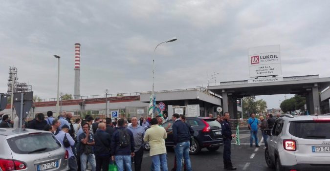 Siracusa, Dipendenti mensa “Pellegrini” licenziati: scatta la protesta all’Isab