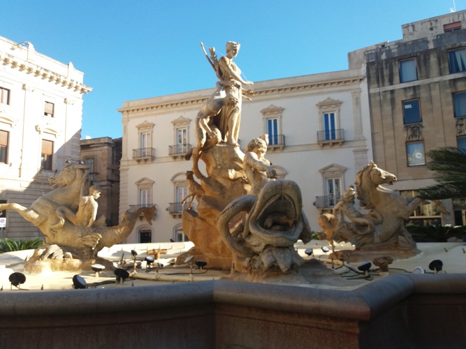 Siracusa. Fontana Diana, completato il primo intervento di restauro. Alternativa Libera:”Finalmente torna ad essere funzionante”