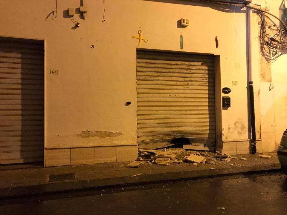 Siracusa. Esplosa un’altra bomba carta in 48 ore. Preso di mira un barbiere in via Torino