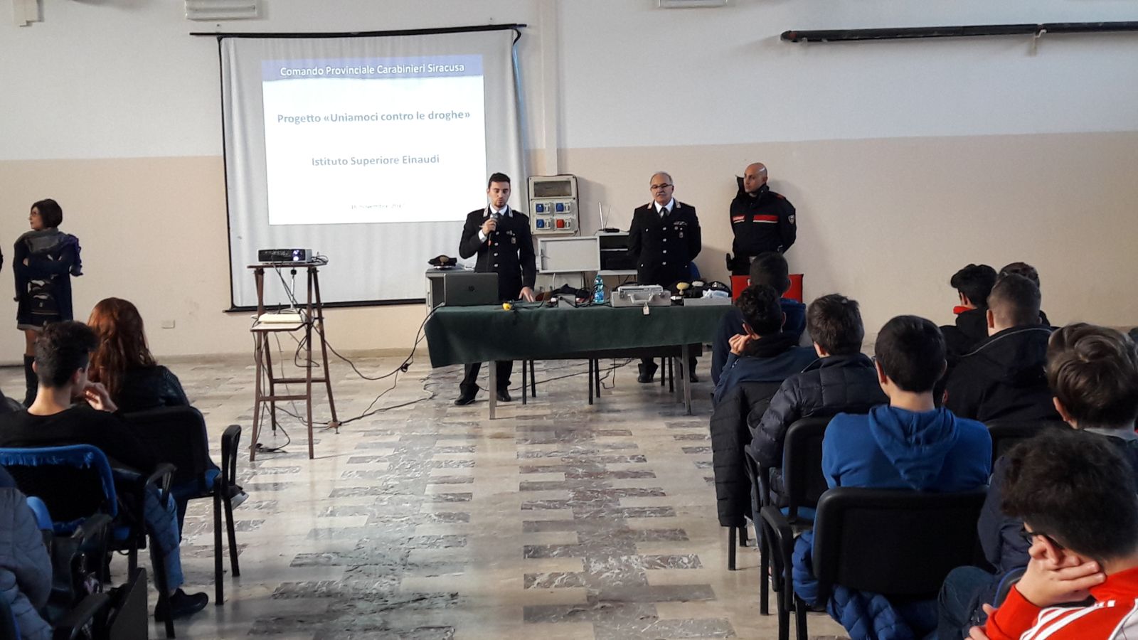 Siracusa. “Uniamoci contro le droghe”: i carabinieri incontrano gli studenti dell’istituto “Einaudi”