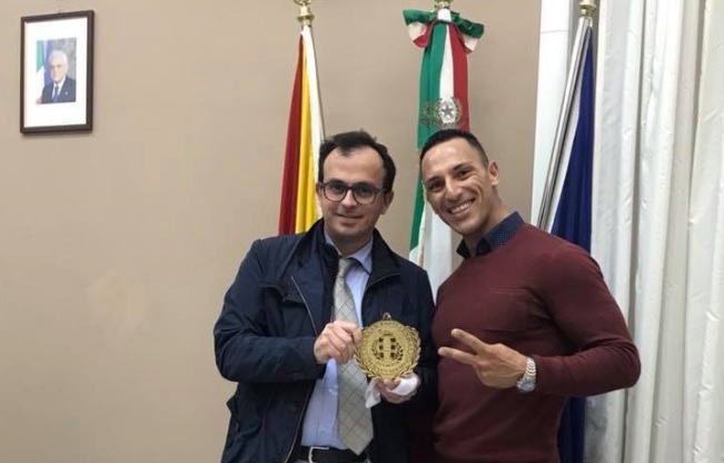 Melilli, il sindaco e l’assessore allo sport hanno ricevuto Mario Barbera, medaglia d’oro al “Natural Body Building” di Las Vegas