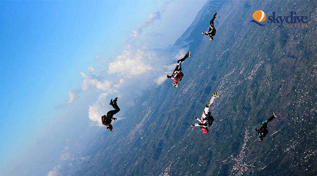 Lanci mozzafiato con SkydiveSicilia. Siracusa fa da sfondo ad un evento paracadutistico internazionale
