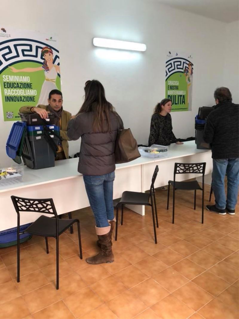 Siracusa.  Raccolta differenziata. Iniziata oggi la distribuzione delle attrezzature ai cittadini residenti in Ortigia