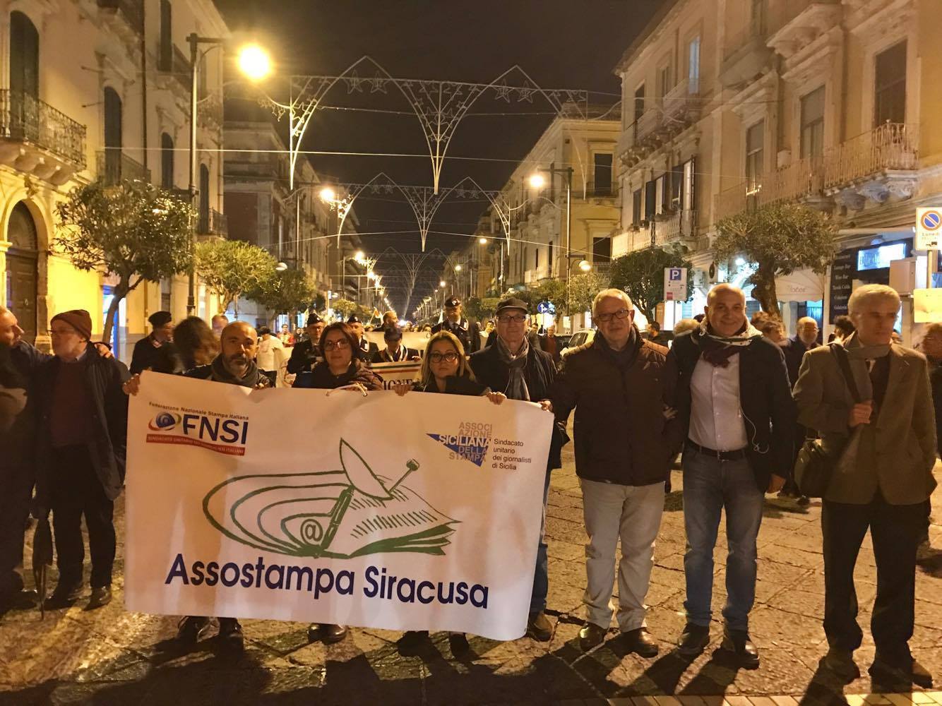 Siracusa, il corteo della legalità invade Ortigia. Assostampa: “bisogna avere ancora più coraggio, orgogliosi di fare questo mestiere”