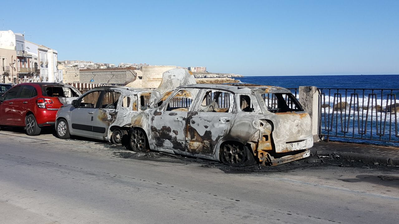 Siracusa. Fiamme di notte nel Lungomare di Levante: distrutta un’auto, colpite altre due