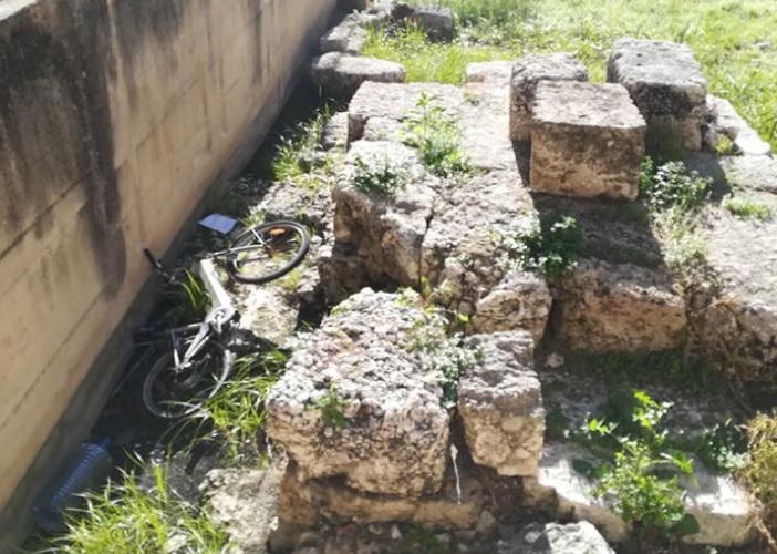 Siracusa, Degrado in Ortigia: bici abbandonata nell’area archeologica della Porta Urbica