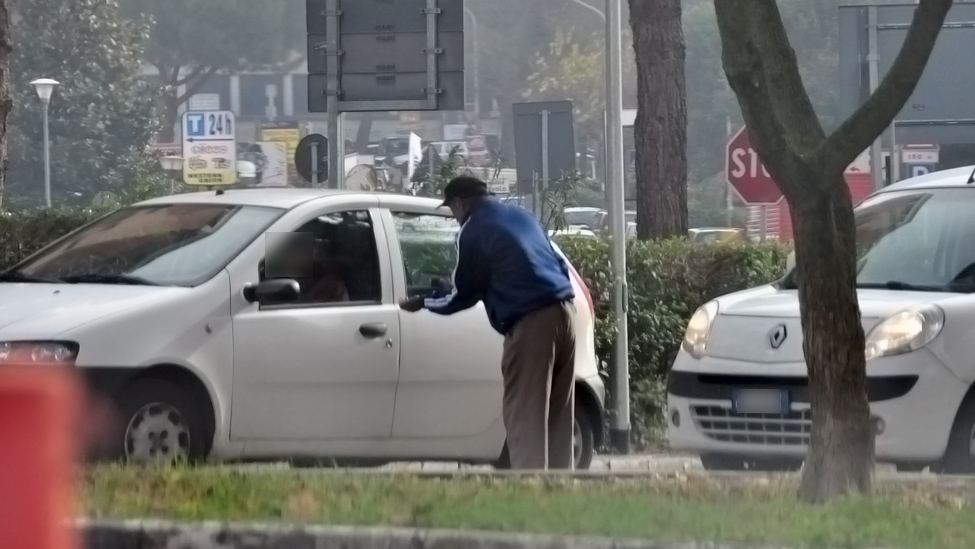 Siracusa. Chiedevano elemosina ai semafori di viale Teracati, interviene la Polizia: allontanati 3 romeni