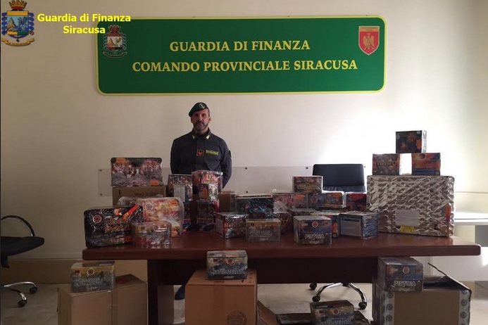 Blitz della Finanza in un garage di Siracusa: trovati 10.300 razzi ad elevato potenziale esplosivo