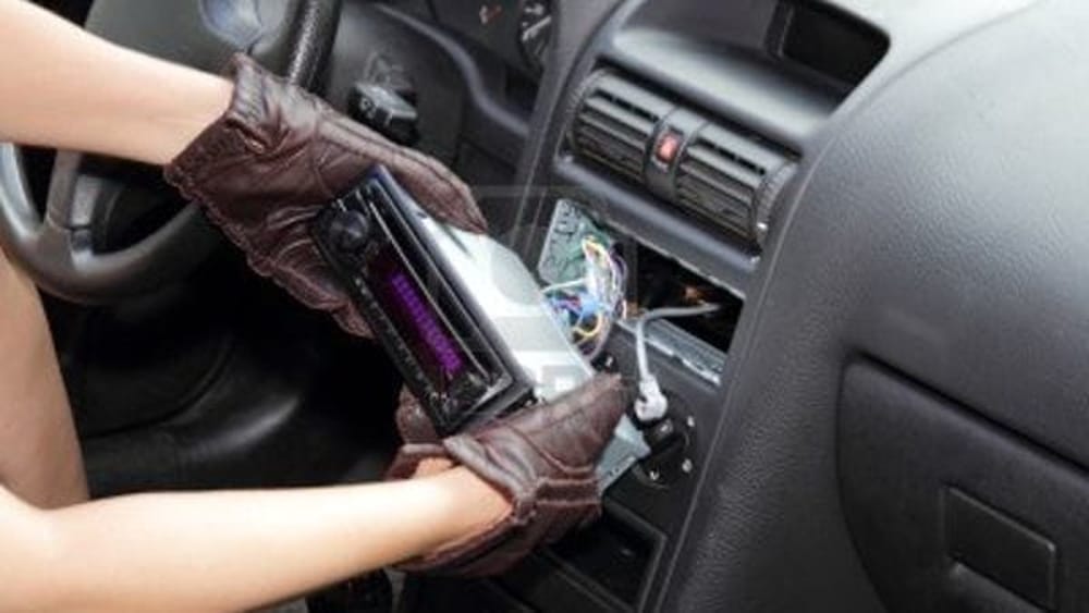 Siracusa. Ladri intenti a rubare un’autoradio da una vettura vengono fermati da agenti liberi dal servizio. Ai domiciliari uno dei due autori