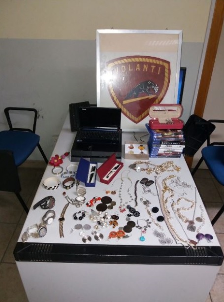 Siracusa. Furto in un appartamento: denunciati responsabili, refurtiva recuperata