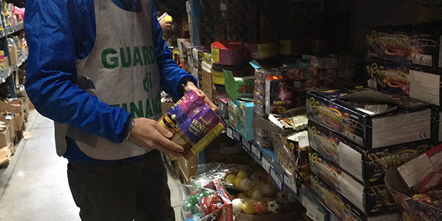 Sicilia, sequestrate oltre due tonnellate di artifizi pirotecnici: denunciati due imprenditori