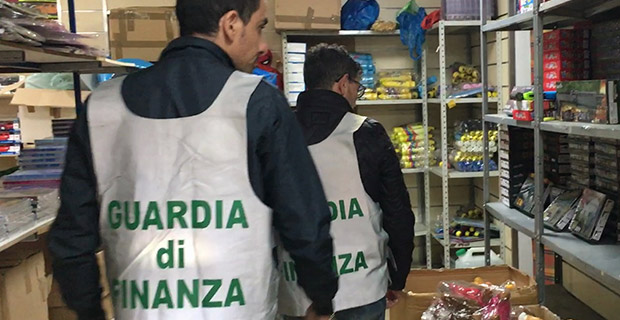 Sicilia, la Guardia di Finanza sequestra oltre 200 mila giocattoli contraffatti: un denunciato