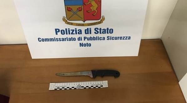 Avola, sotto la sella dello scooter nascondeva un coltello di 28cm: giovane segnalato alla Procura dei Minori di Catania