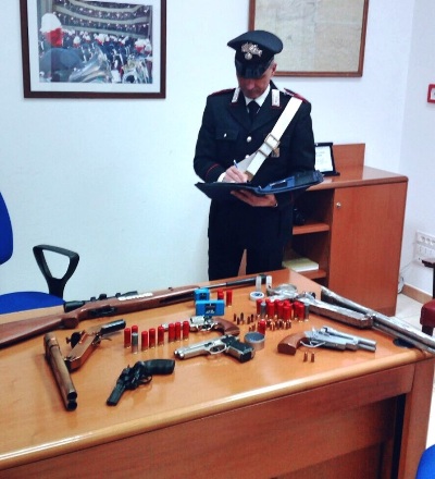 Ferla, fabbricazione non autorizzata di armi e detenzione abusiva: ai domiciliari un 57enne