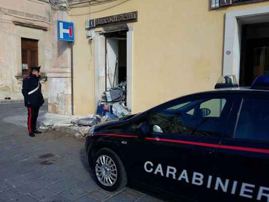 Rosolini. Tentano di sradicare il bancomat dell’Unicredit. Ladri messi in fuga dall’allarme