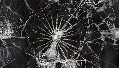 Avola, rapina in farmacia: ladro infrange la vetrina e scappa col bottino. Indaga la Polizia