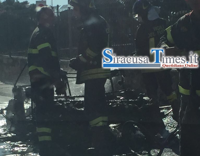 Siracusa. Minicar in fiamme in viale Teracati, intervengono i Vigili del Fuoco