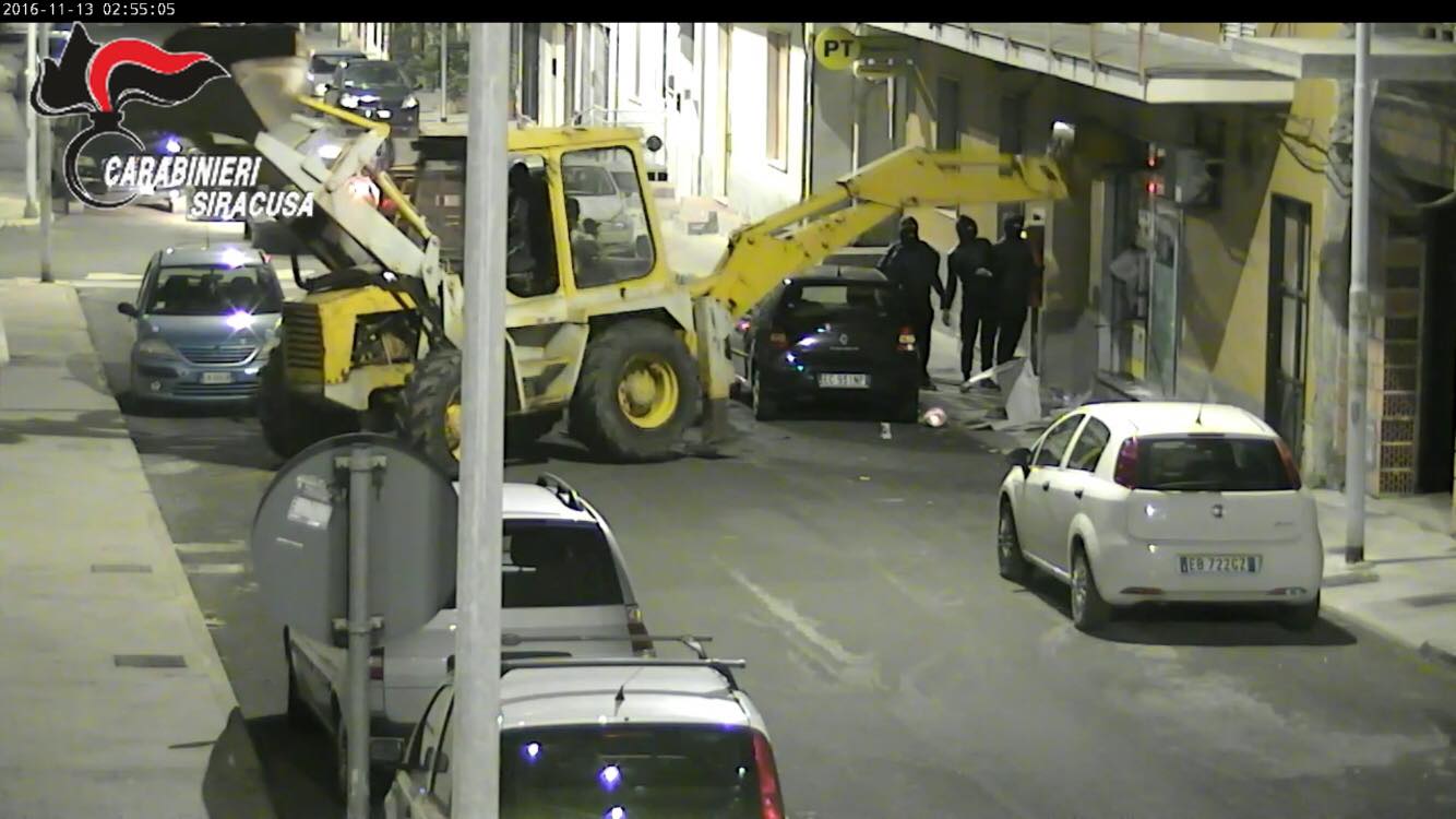 Operazione “Voragine”: sgominata banda dedita ai furti di bancomat con l’escavatore, 9 arrestati