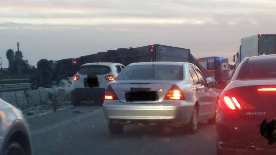 Siracusa – Cassibile: Tir si ribalta e invade la corsia opposta, il racconto di un automiblista. Il VIDEO