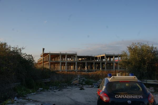 Siracusa. Trovato il cadavere di un uomo impiccato in una struttura abbandonata