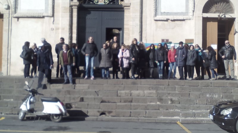 Francofonte, protesta dei dipendenti comunali davanti al Palazzo Municipale