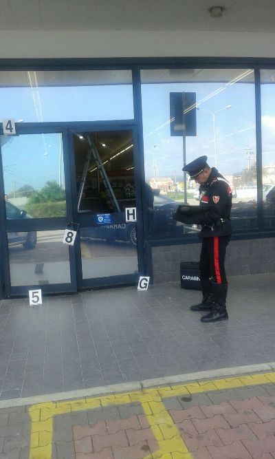 Rosolini. Furto con “spaccata” al Penny Market, fermati i presunti autori