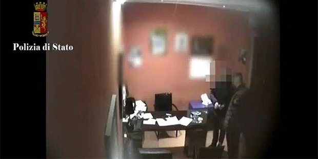 Catania, pizzo in due discoteche per la “protezione” del clan: tre arrestati