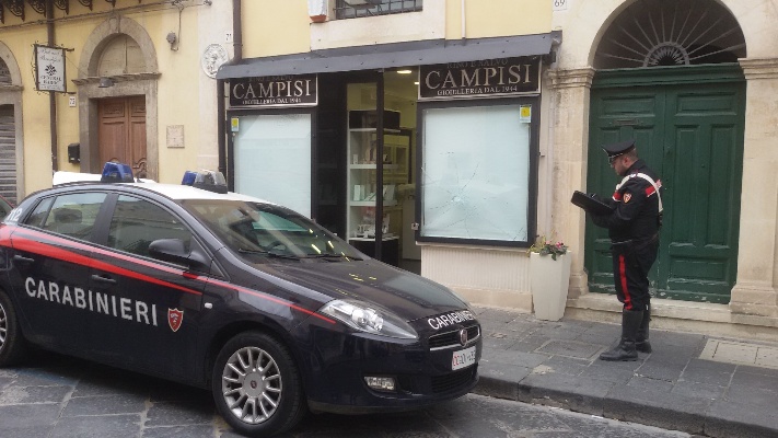 Noto, tentano il furto in una gioielleria sfondando la vetrina: fermate due donne