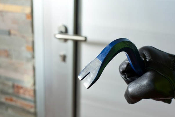 Siracusa. Sorpresi mentre tentano di rubare materiale edile da un deposito: in due ai domiciliari