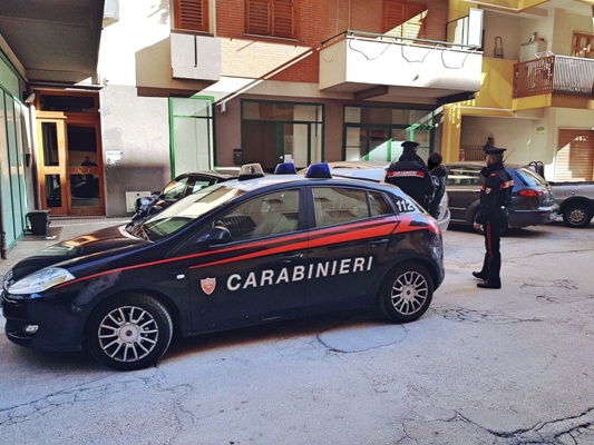 Augusta. In crisi d’astinenza, ingerisce una lametta tentando il suicidio