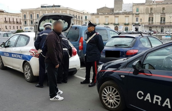 Siracusa. Stretta contro i parcheggiatori abusivi, blitz dei Carabinieri e Polizia Municipale in diverse zone della città
