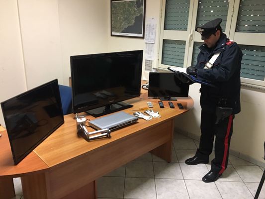 Cassibile: trovato con merce rubata, denunciato un 63enne