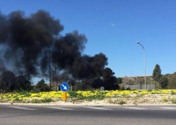 Auto prende fuoco mentre transita sulla strada per Floridia. VIDEO