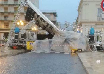 Maltempo ad Avola, crolla una parte del palco a Piazza Umberto
