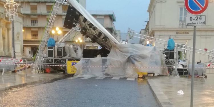 Maltempo ad Avola, crolla una parte del palco a Piazza Umberto