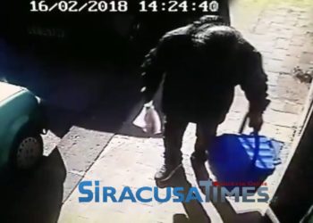 Siracusa. Ruba un contenitore per la differenziata, incastrato da una telecamera