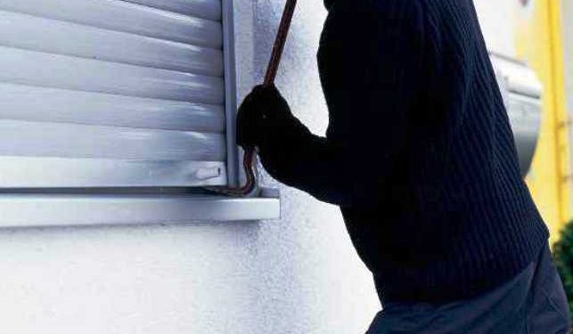 Siracusa. Furto in via Cimone, in auto con arnesi da scasso e armi da taglio, denunciato