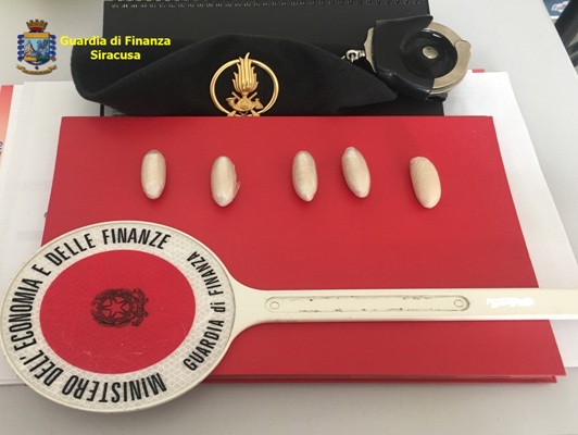 Siracusa. Sorpresi con 5 ovuli di stupefacente, la Guardia di Finanza arresta due pluripregiudicati di Rosolini