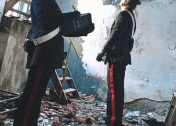 Carlentini. Senza lavoro da tre mesi, aggredisce la moglie e incendia casa: arrestato 35enne