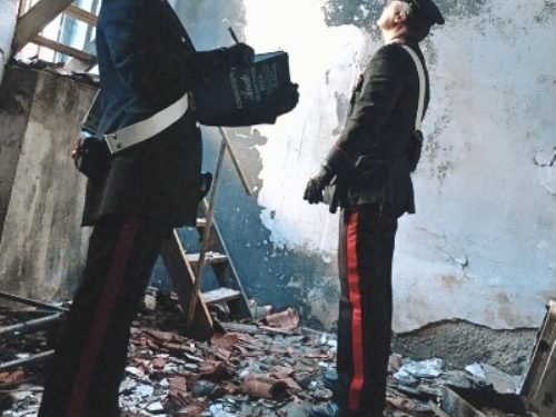 Carlentini. Senza lavoro da tre mesi, aggredisce la moglie e incendia casa: arrestato 35enne