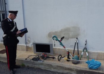Cassibile. Sorpreso dai carabinieri dopo aver derubato 3 abitazioni, ai domiciliari l’autore