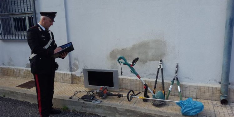 Cassibile. Sorpreso dai carabinieri dopo aver derubato 3 abitazioni, ai domiciliari l’autore